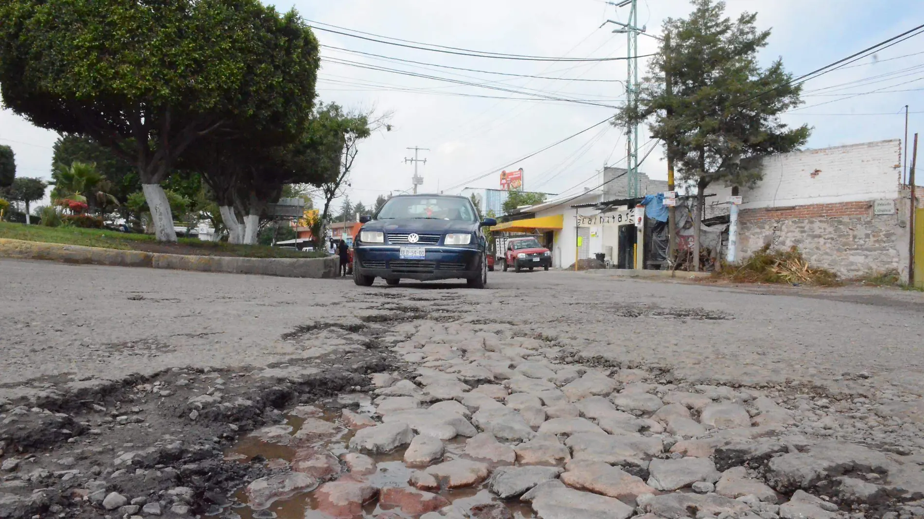 Debido al deterioro del asfalto, es posible ver el antiguo empedrado.  Foto Luis Luévanos.